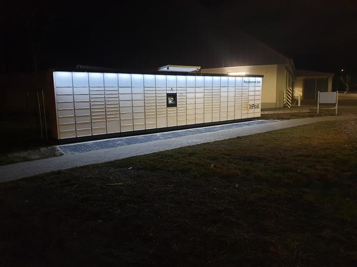 Paczkomat SZC13M Na parkingu sklepu Lidl