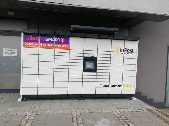 Paczkomat SZC141M Przy sklepie