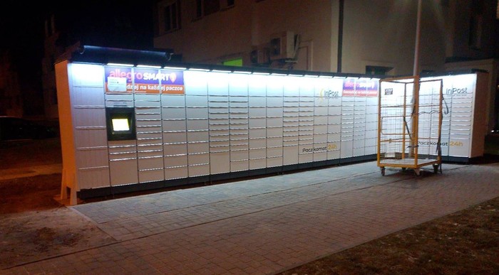 Parcel Locker SZC144M przy budynku