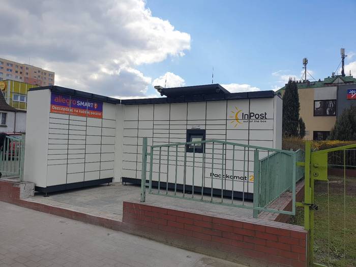 Paczkomat SZC149M przy parkingu