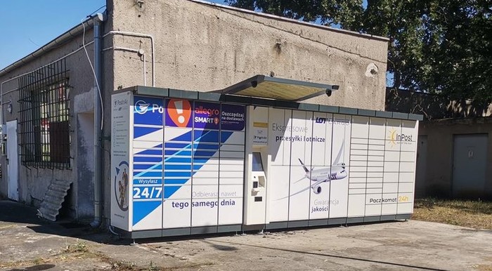 Parcel Locker SZC14B Z tyłu budynku