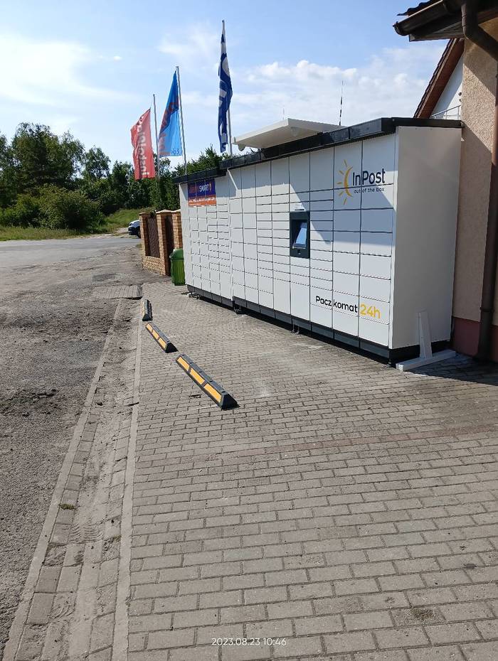 Paczkomat SZC151M na parkingu firmy