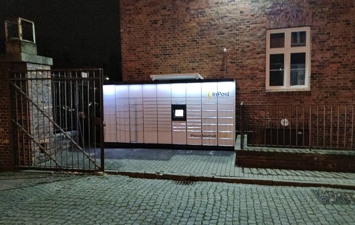 Paczkomat SZC155M W bramie