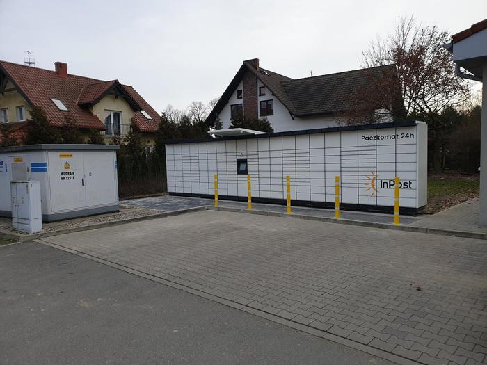 Paczkomat SZC15M Na parkingu sklepu Lidl