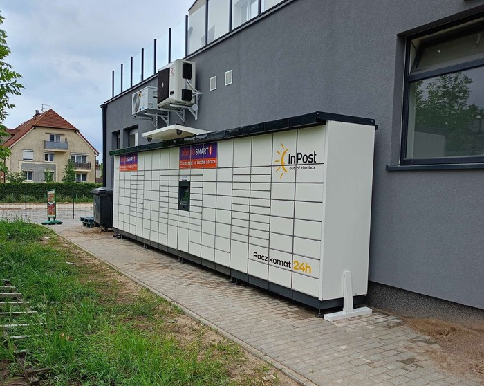 Paczkomat SZC160M Na bocznej ścianie