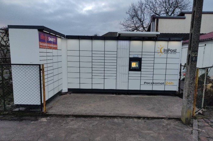 Parcel Locker SZC163M Obok kwiaciarni od ul. Na Tropie