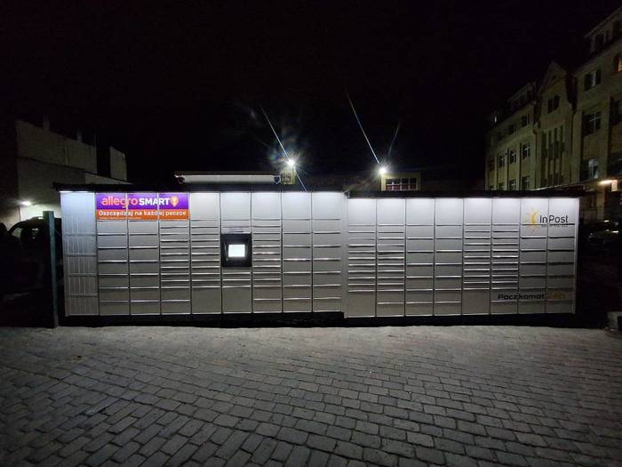 Paczkomat SZC165M Na parkingu