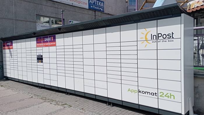 Paczkomat SZC16BAPP przy parkingu