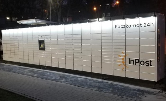 Parcel Locker SZC16M Na parkingu sklepu Lidl