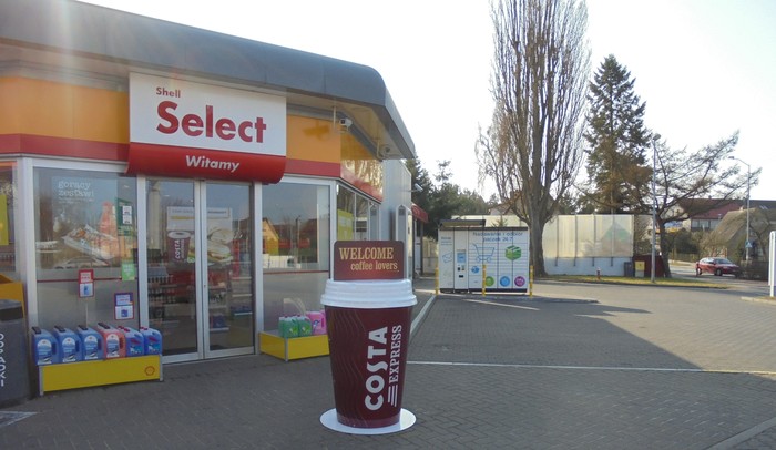 Paczkomat SZC16ML przy parkingu