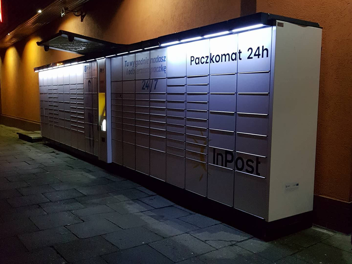 Paczkomat SZC17L Na bocznej ścianie centrum handlowego od strony ulicy Gierczak