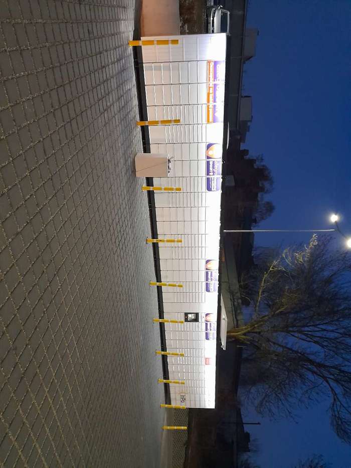 Paczkomat SZC17M Na parkingu biurowca Fabryka II