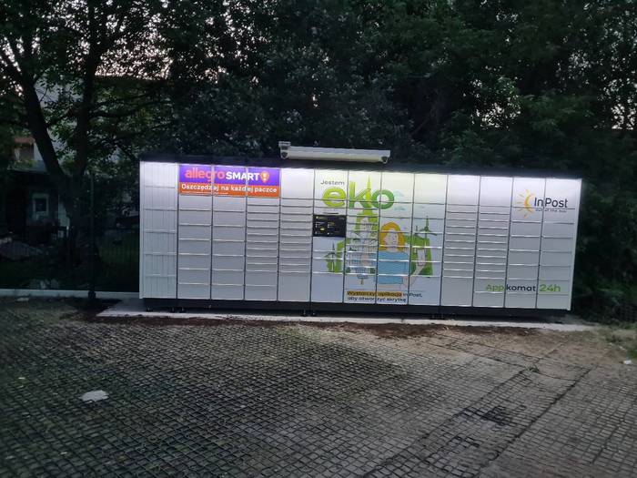 Paczkomat SZC18APP na parkingu