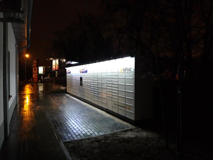 Paczkomat SZC18M Na parkingu sklepu Lidl