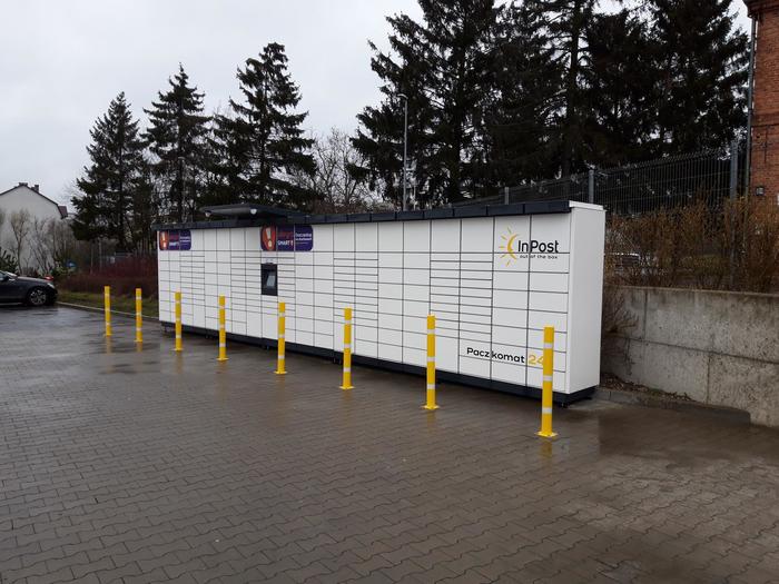 Paczkomat SZC19M Na parkingu sklepu Lidl