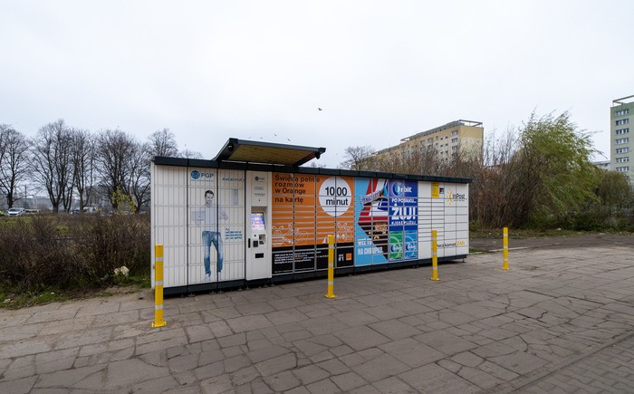Parcel Locker SZC20L Na parkingu Aldi