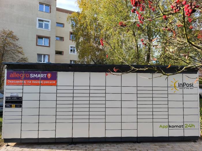 Paczkomat SZC22BAPP przy parkingu