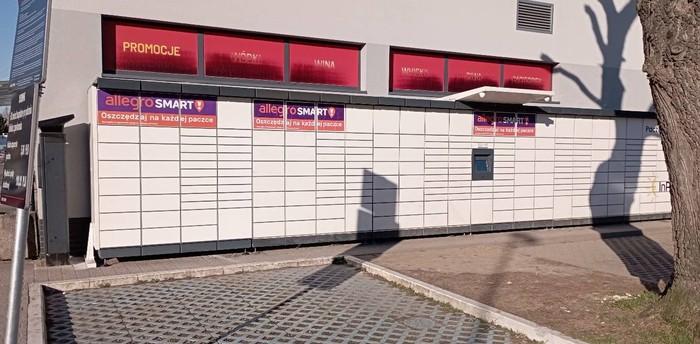 Поштомат SZC22M Z boku sklepu Delikatesy Centrum