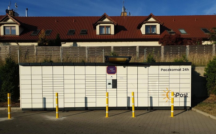 Paczkomat SZC22N Na parkingu za marketem NETTO