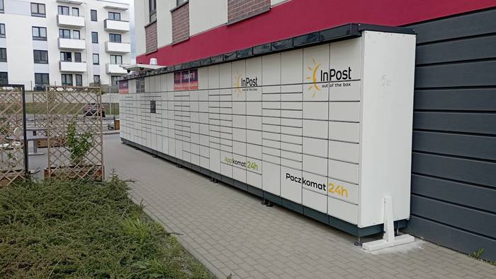 Parcel Locker SZC24APP Na ścianie budynku