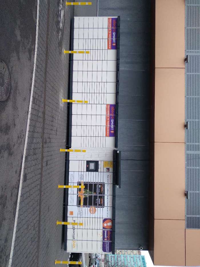 Paczkomat SZC24M Na parkingu OMNI Molo obok myjni