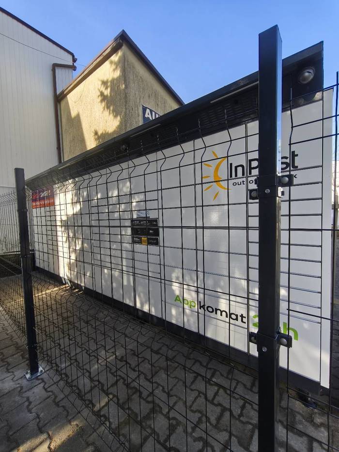 Parcel Locker SZC25BAPP na posesji prywatnej od strony ul. Gorlickiej