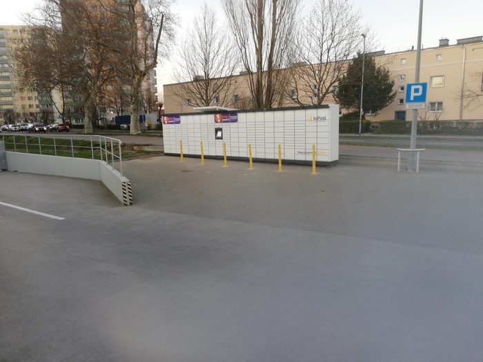 Parcel Locker SZC25M Na parkingu sklepu Lidl