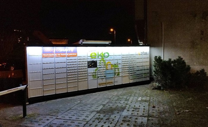 Paczkomat SZC26APP przy parkingu