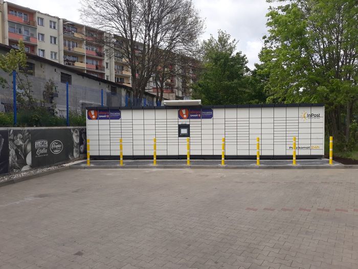 Paczkomat SZC27M Na parkingu sklepu Lidl