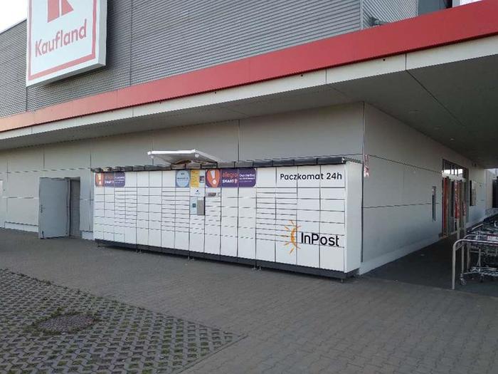 Paczkomat SZC27N Na parkingu sklepu Kaufland