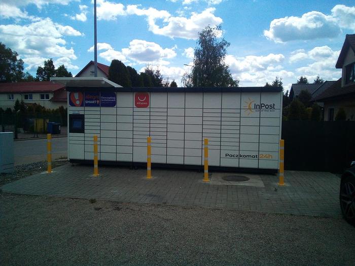 Parcel Locker SZC28M Na parkingu Dominos Pizza