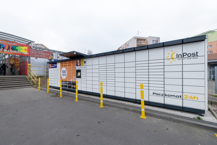 Paczkomat SZC29M Na parkingu sklepu Lidl