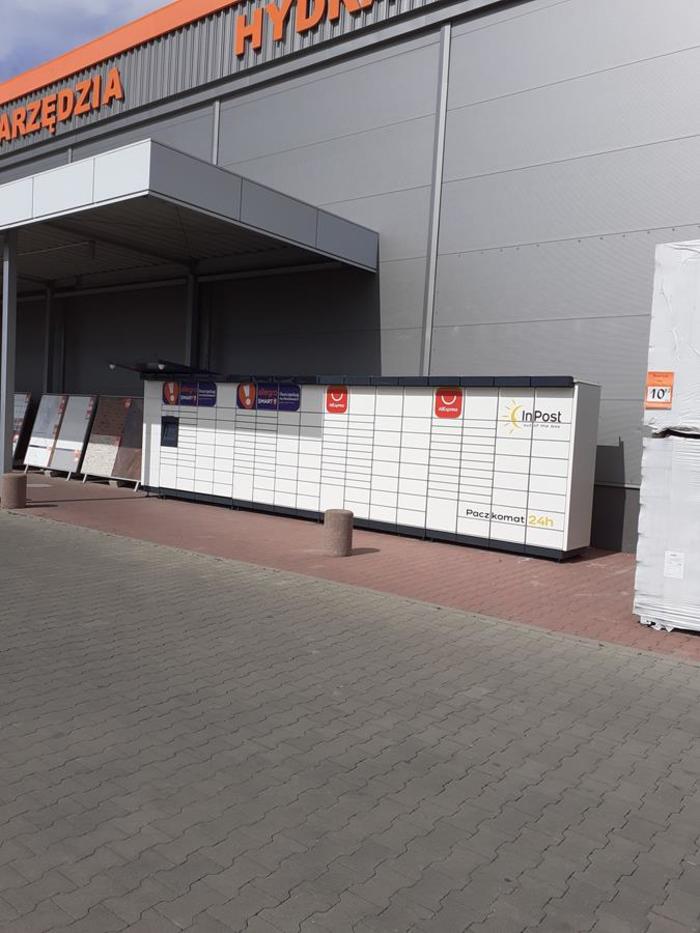 Parcel Locker SZC33M Po prawej stronie wejścia do Bricoman