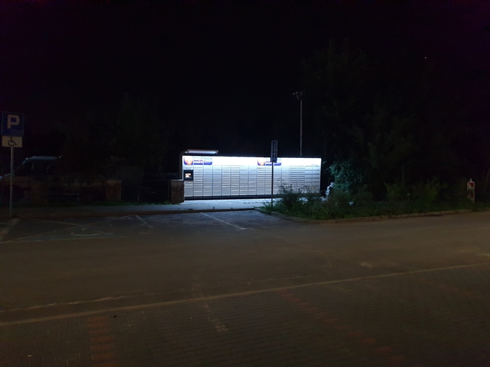 Paczkomat SZC35M Na parkingu biurowca Delapark