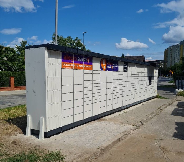 Paczkomat SZC38M Na parkingu sklepu Netto