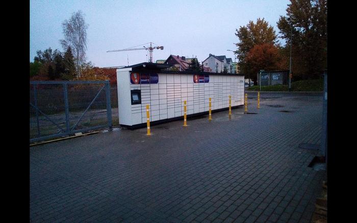 Paczkomat SZC40M Przy wjeździe na parking BM Okucia