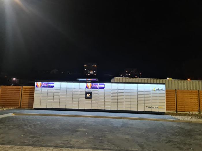 Paczkomat SZC42M Na parkingu sklepu Lidl