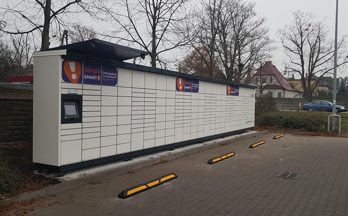 Paczkomat SZC44M Po prawej stronie parkingu Parku Handlowego