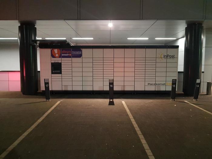 Paczkomat SZC45M Przy parkingu biurowca Oxygen