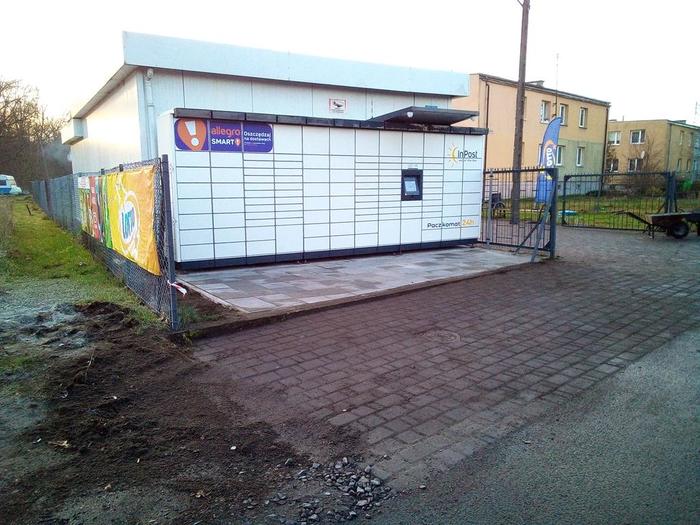 Paczkomat SZC46M Przy wejściu do sklepu spożywczego