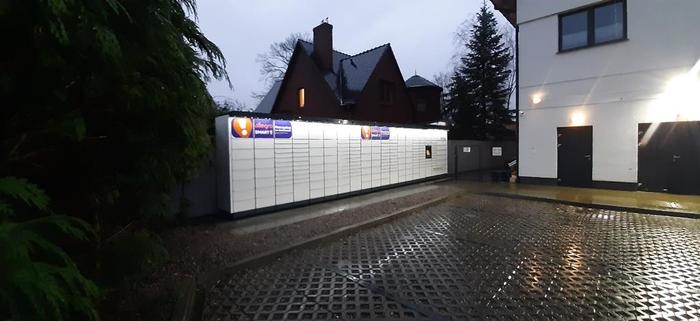 Paczkomat SZC47M Na parkingu sklepu Żabka