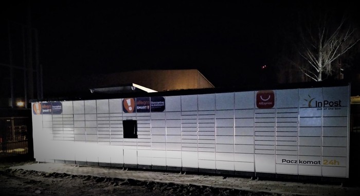 Поштомат SZC48M Po prawej stronie sklepu Domar