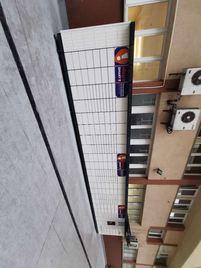 Paczkomat SZC49M Za budynkiem Medicus