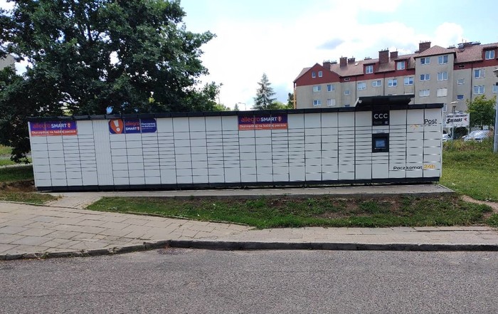 Paczkomat SZC51M Przy parkingu samochodowym