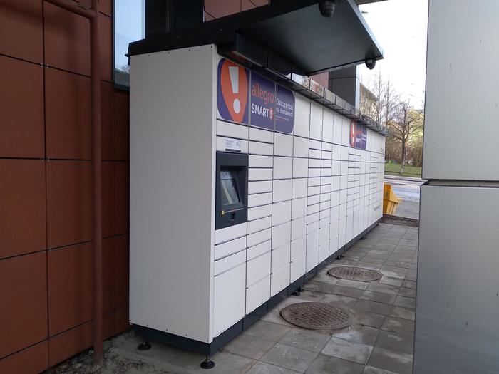 Paczkomat SZC53M Przy wjeździe na parking Hotelu Ibis