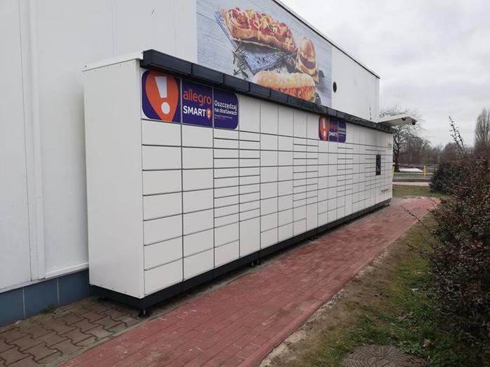 Paczkomat SZC56M Na tylnej ścianie Stacji Paliw Shell