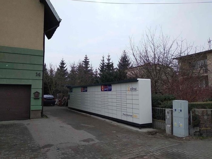 Paczkomat SZC59M Na prywatnej posesji przy wjeździe  z boku budynku