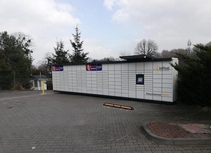Поштомат SZC60M Na parkingu myjni samochodowej