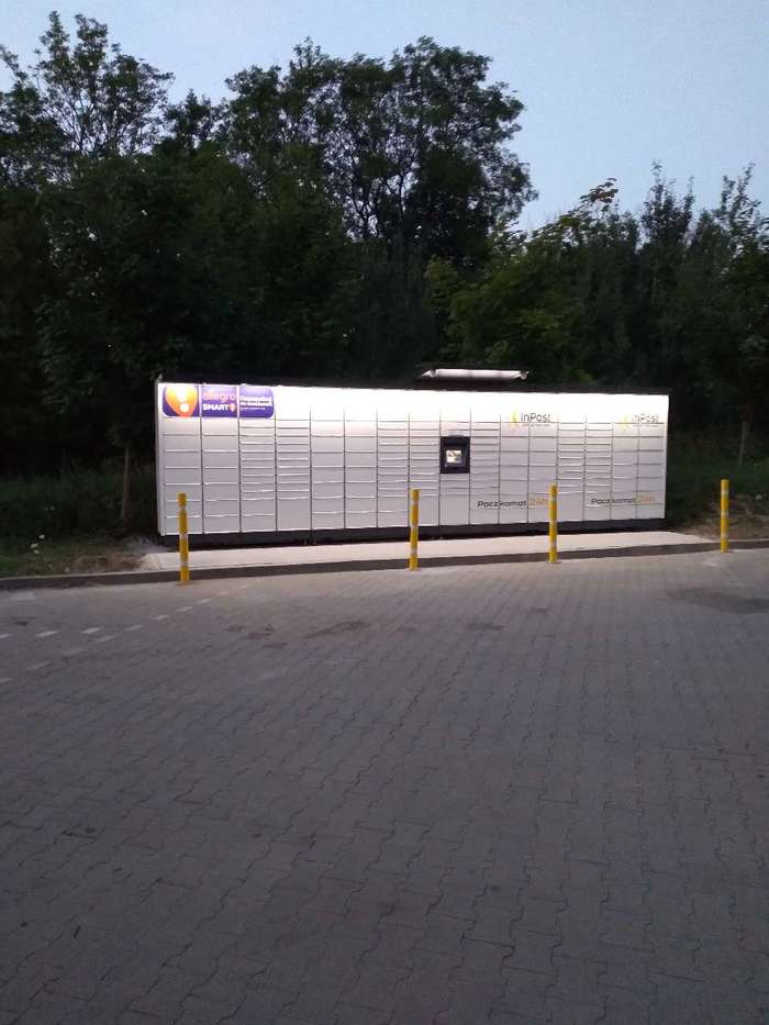 Paczkomat SZC71M Z tyłu NETTO