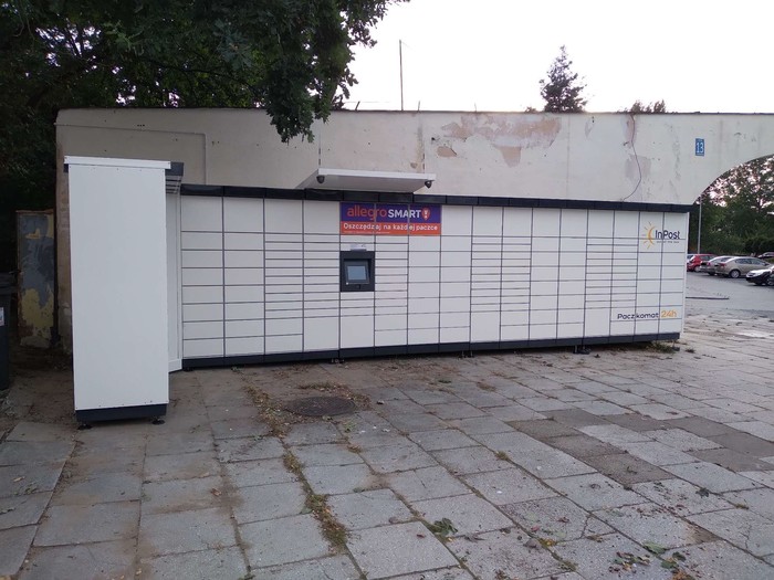 Поштомат SZC75M Na parkingu przy stacji kolejowej PKP Szczecin Zdroje